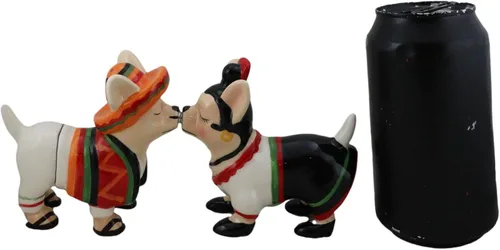 Vista 4 de Ebros Chi Chi Chi Kissing Mexicano Chihuahua Mascota Perro con sombrero y serape pareja salero y pimentero Set de figuras de cerámica para fiesta