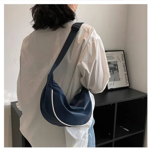 Vista 2 de Pequeño bolso cruzado para mujeres y hombres, mini bolso bandolera con correa ajustable y cremallera, bolsa ligera de media luna para viajes