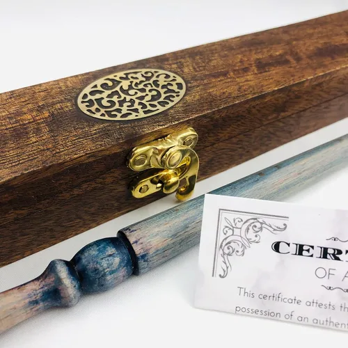 Vista 4 de Will O'Wisp's Wand Emporium - Varita de bruja y mago en caja de madera real, certificado de autenticidad