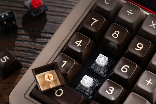 Vista 8 de 8BitDo Retro 18 Mechanical Numpad, Supports Calculator Mode, Bluetooth/2.4G/Wired Numpad for Windows and Android - C64 Edition