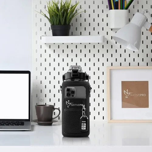 Vista 6 de NATIVEPRO Botella de agua de medio galón con funda de 64 oz (2 L). Botella de agua inspiradora con popote y tiempo para beber.