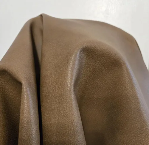 Vista 16 de NAT Leathers™ Cuero sintético sintético suave de piel sintética vegana marrón bellota (aprobado por PETA Vegano) por The Yard Piel sintética
