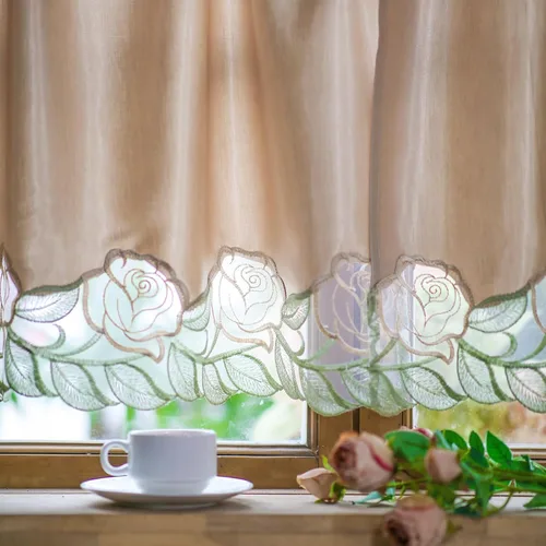 Vista 4 de SUTAVIA Juego de 2 cortinas clásicas de encaje rosa para cocina, cortinas de cafetería, cortinas de satén dorado con bolsillo para barra