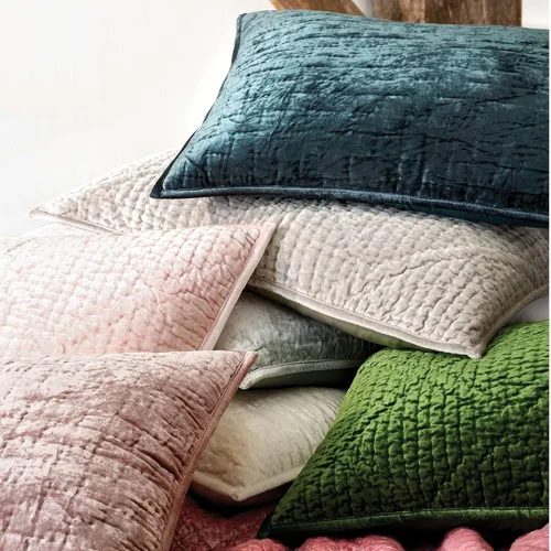 Vista 3 de Funda de almohada de terciopelo verde sólido con estampado parisino de Pine Cone Hill, tamaño Euro Evergreen