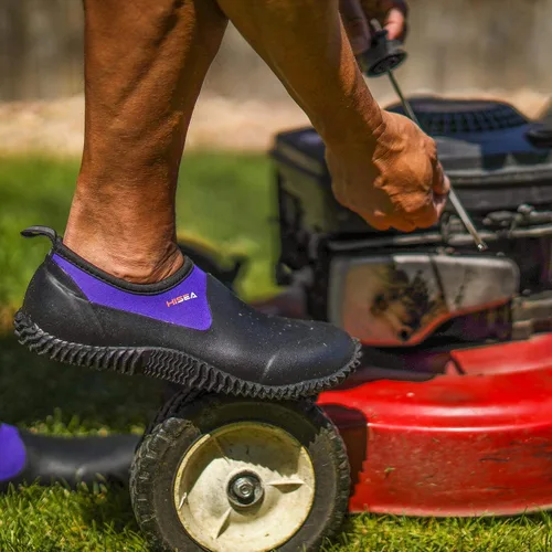 Vista 4 de HISEA Zapatos de jardín unisex impermeables para el tobillo, botas de lluvia de goma sin cordones para mujeres y hombres al aire libre, 6 Women5 Men