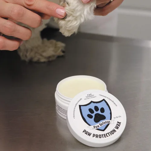 Vista 3 de PetEdge Top Performance Paw Defense - Cera de protección de patas en recipiente de 2.12 onzas – Protege las patas de perros y gatos de superficies