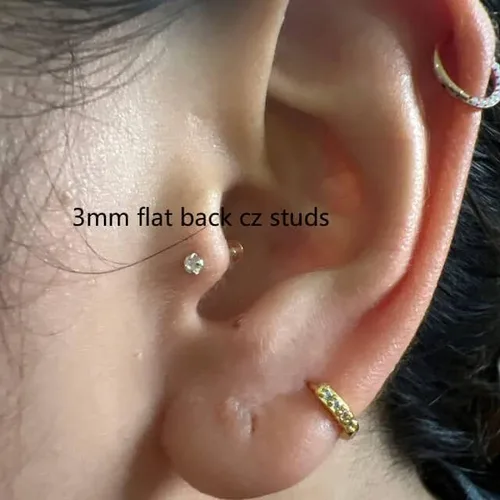 Vista 4 de Aretes de botón planos con tuerca de circonita cúbica, pequeños aretes planos de circonita cúbica para hélice, cartílago, tragus, lóbulo