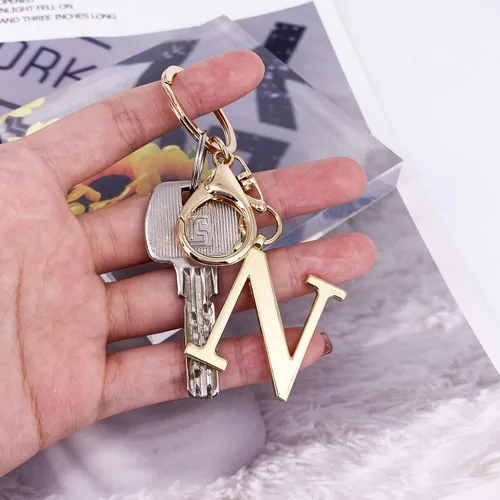 Vista 3 de Llavero de letra A-Z dorado para mujeres y hombres, bolso de mano de metal con letra inicial del alfabeto