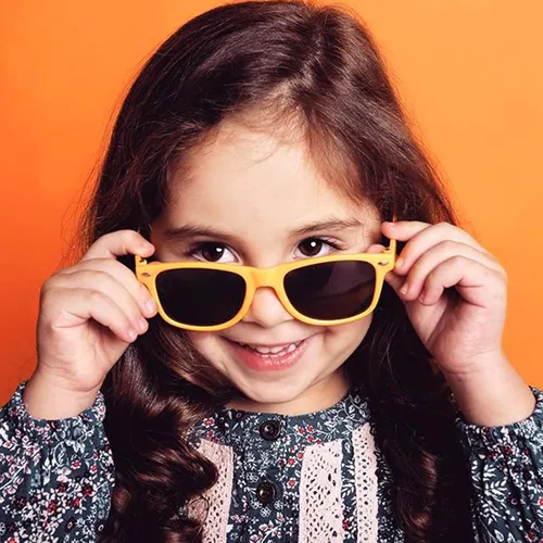 Vista 2 de SUNOVELTIES Paquete de 12 lentes de sol retro neón para niños, lentes clásicos de corazón a granel, regalos de fiesta para niños y niñas, disfraz al