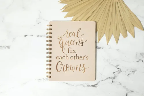 Vista 4 de Real Queens Fix Each Other's Crowns Cuaderno espiral en paleta de rubor 5.75 x 7.5 pulgadas Paquete de 3
