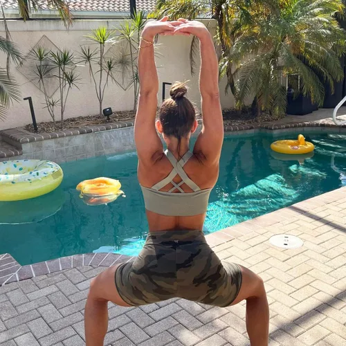 Vista 3 de Evercute - Brasier deportivo para mujer, con relleno, tirantes cruzados y sin costuras, brasier de soporte medio para alto impacto, ideal para yoga