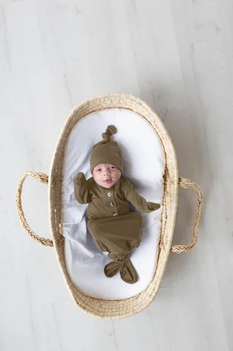 Vista 2 de Stroller Society Conjunto de bata y sombrero para bebé recién nacido anudado para bebé niño o niña Verde militar