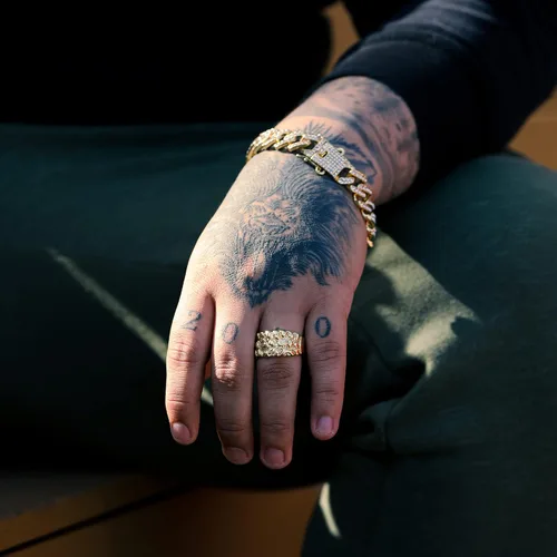 Vista 2 de Anillo de pepita chapado en oro, estilo hip hop, anillo chapado en oro de 14 quilates para hombres y mujeres, disponible en tamaños 7 a 12, metal