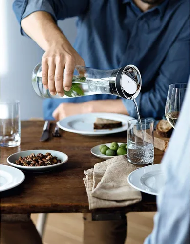 Vista 13 de WMF Basic Water Decanter 1L Altura 11.4 in Close-Up Tapón Vidrio Cromargan® Acero Inoxidable, Plata