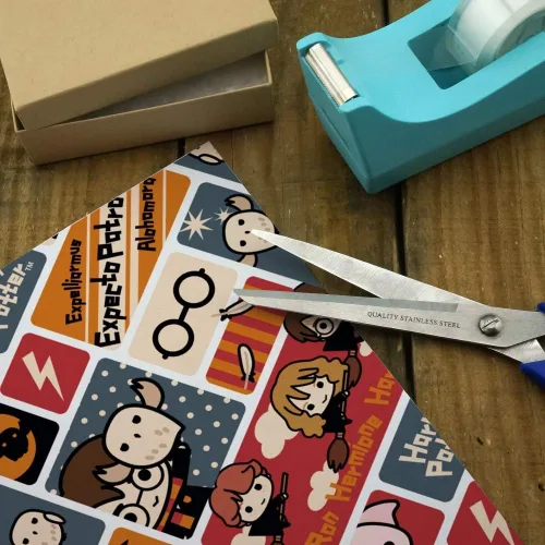 Vista 4 de GRAPHICS & MORE Rollos de papel de regalo con diseño de Chibi de Harry Potter