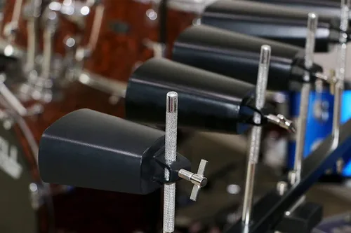 Vista 5 de Instrumento de cencerro de acero de 4 pulgadas con palo Música Campana de vaca fabricantes de ruido Metal Musical mano Percusión Negro Vaca