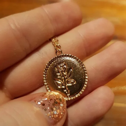 Vista 6 de YienDoo Collar de moneda de oro, collar con dije de disco con patrón de rosa vintage, medallón texturizado, dije de moneda, disco circular redondo