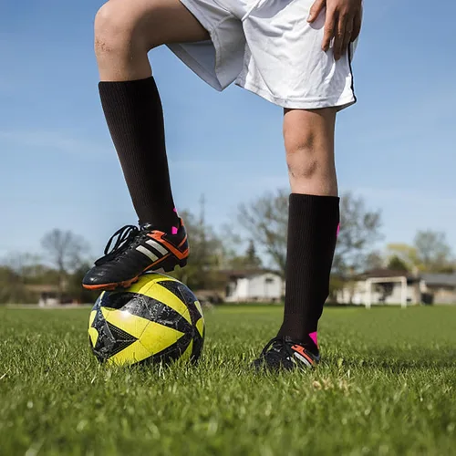 Vista 5 de Yxmeiguo Calcetines de fútbol para concientización sobre el cáncer de mama para niños, jóvenes, hombres y mujeres (negrorosa)