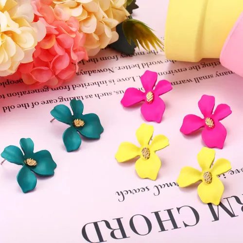 Vista 4 de 7 pares de aretes de flores estilo playa boho para mujer, aretes con forma de margarita con brote dorado