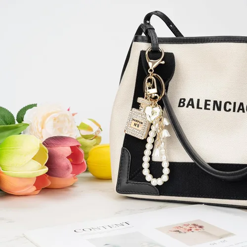 Vista 6 de Lindo llavero de perfume para mujeres y niñas, con diamantes de imitación, bolso de mano, dijes para guitarra, coche, llaveros, bolsa, mochila