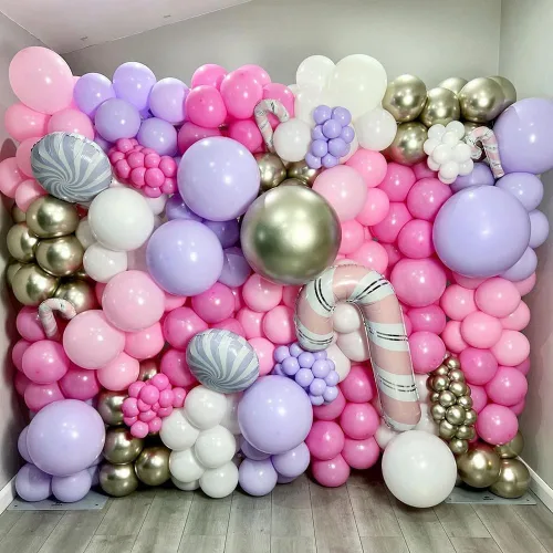 Vista 3 de Kit de arco de globos de Navidad pastel de 158 piezas, globos de color rosa, morado y plateado con detalles de bastón de caramelo 3D y piruletas