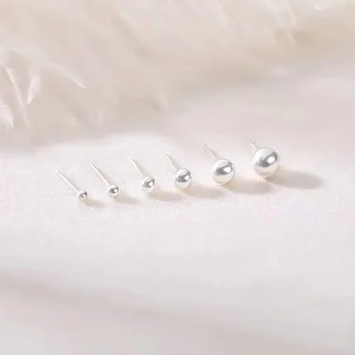 Vista 4 de Aretes pequeños para mujer hipoalergénicos pequeños aretes de bola redonda de plata de ley para mujer, múltiples piercings, 5 pares de aretes