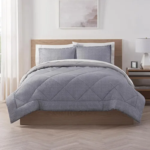 Vista 2 de Serta Juego de edredón reversible de 3 piezas con fundas de almohada para todas las estaciones, matrimonial/queen, filigrana plateada