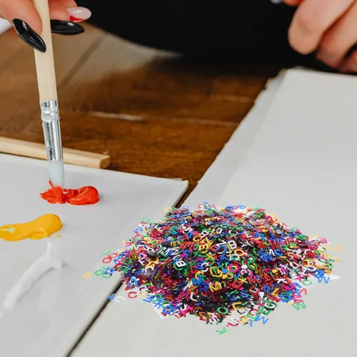Vista 9 de Mini letras del alfabeto de lentejuelas para manualidades, 3.17 oz/paquete de confeti de resina con purpurina, letras mixtas para Navidad
