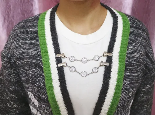 Vista 6 de Suéter de perlas de Navidad con clips de cadena para cárdigan, chal, mantón, capa, bufanda, cuello retro, camisa, broche, clips de pasador, cierre