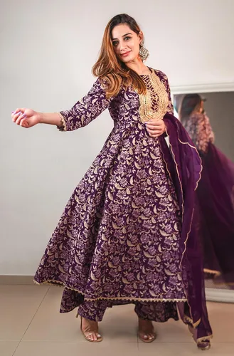 Vista 4 de Janasya Conjunto Kurta Embellecido Floral de Algodón Violeta Mujer