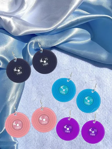 Vista 3 de Taylor 1989 Pendientes con tarjeta de abanicos colgantes de acrílico TS Eras Pendientes Taylor Merch TS Inspirados en Álbum Pendientes de joyería