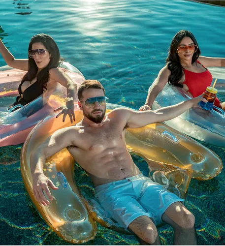 Vista 6 de POZA Silla flotante inflable para piscina, tumbona lujosa rellena de confeti brillante, 2 portavasos y asas integrados, silla flotante de agua