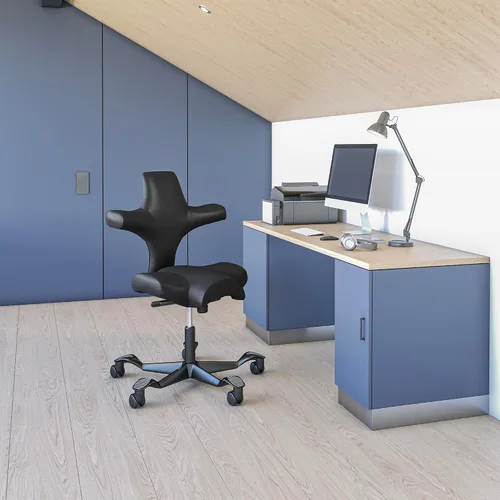 Vista 2 de HAG Capisco Silla de escritorio estándar ajustable, marco negro, asiento negro de vinilo ónix