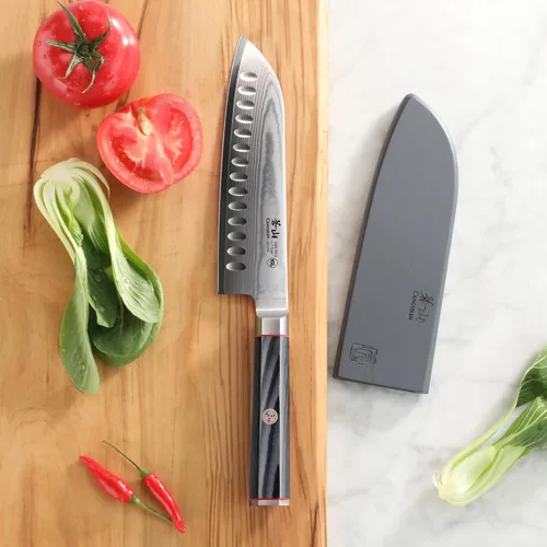 Vista 4 de Cangshan YARI Series X-7 Cuchillo Santoku de acero Damasco de 7 pulgadas con funda