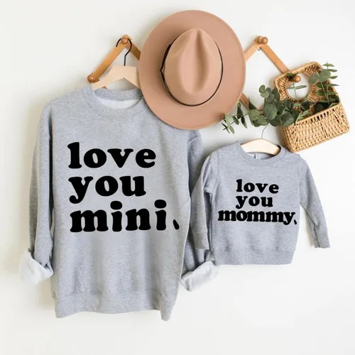 Vista 3 de Conjunto de sudadera de manga larga para mamá y mí con diseño de corazón para el día de San Valentín, para mamá y yo, sin botones, A#gris