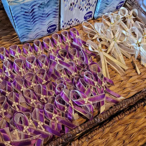 Vista 3 de Cintas de satén beige de 1 pulgada x 25 yardas, cinta de tela con bordes dorados para envolver regalos, manualidades, ramos florales, lazos