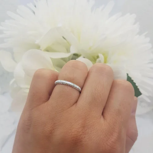 Vista 4 de Dazzlingrock Collection Anillo apilable de 0,25 quilates con diamantes redondos de 18 quilates para mujer, de oro blanco
