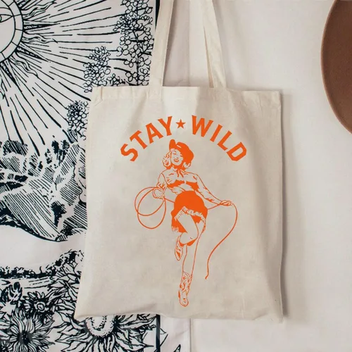 Vista 3 de BLUPARK Bolsa de compras vintage retro vaquera con texto en inglés "Stay Wild