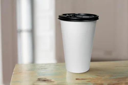 Vista 6 de Tazas de café desechables de papel blanco de 16 onzas con tapas planas negras, vasos de papel reciclables para bebidas calientes/frías con tapas