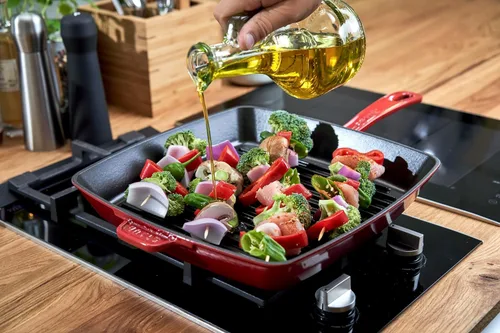 Vista 6 de Staub American Grill - Sartén de hierro fundido para cocinas de inducción, 10.2 in, color rojo cereza