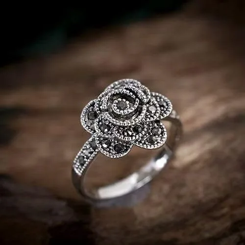 Vista 3 de Anillo de declaración de flores de diamantes de imitación negro vintage para mujer