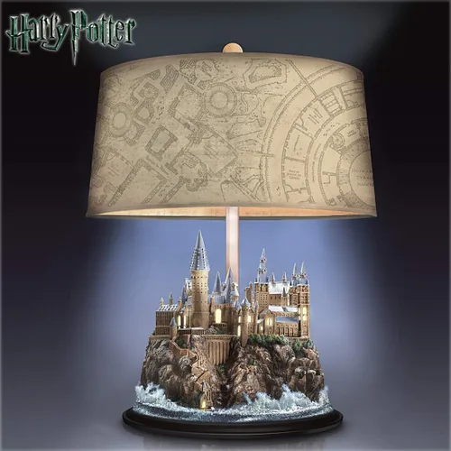 Vista 4 de The Bradford Exchange Lámpara de mesa Harry Potter Castillo de Hogwarts, edición limitada coleccionable, ventanas iluminadas del castillo y pantalla