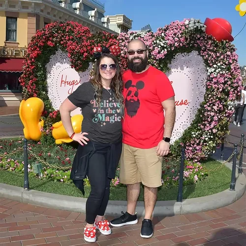 Vista 4 de FRYAID Camiseta mágica para mujer, diseño de castillo del reino y teñido anudado, camisetas de manga corta para vacaciones familiares
