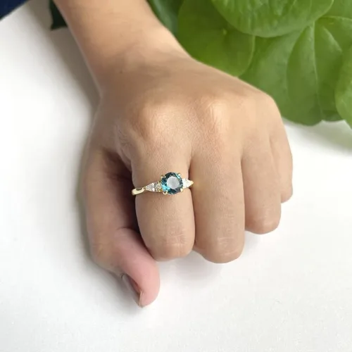 Vista 3 de Anillo de compromiso de 3 piedras con topacio azul Londres y diamante blanco de talla redonda y pera, acabado de oro de 14 quilates, anillo