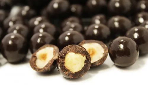 Vista 4 de Its Delish - Avellanas cubiertas de chocolate negro gourmet (1 libra)