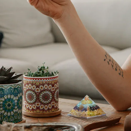 Vista 8 de Pirámide de orgón de triple dinero que atrae riqueza y prosperidad: pirámide de cristales para energía positiva y meditación Yoga Energía positiva