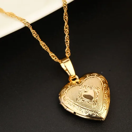 Vista 2 de Collar con colgante de corazón de 18 quilates con corazón grabado