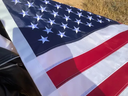 Vista 3 de Banderas estadounidenses para exteriores de 2.5 x 4 pies, bandera estadounidense para exteriores con estrellas bordadas y tiras cosidas, banderas