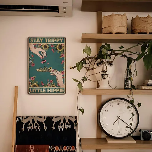 Vista 5 de Letrero de metal retro con texto en inglés «Stay Trippy Little Hippie» para decoración de habitación
