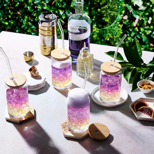 Vista 5 de Le'raze Juego de 4 vasos patentados Can Shaped con tapas y pajitas de bambú – Vasos de agua transparente de 16 onzas para café helado, té, cócteles